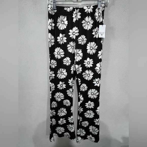 Billabong Hang Loose Black/White Floral Boho Pull
On Flare Knit Pants - Picture 1 of 6